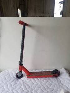 lot 394 image: Madd-Gear scooter