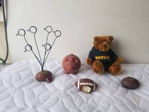 lot 392 image: Sports decor.