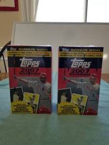 lot 262 image: 2007 Topps Series 1 - 10 packs per box along with exclusive Hot Packs - never opened