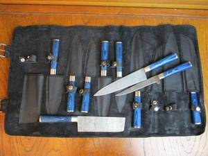 lot 2 image: DAMASCUS STEEL KNIFE SET W LEATHER ROLL UP CARRYING CASE