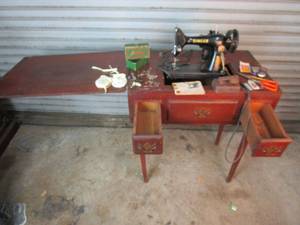 lot 3 image: VINTAGE SINGER SEWING MACHINE AND SEWING TABLE, ACCESSORIES INCL.