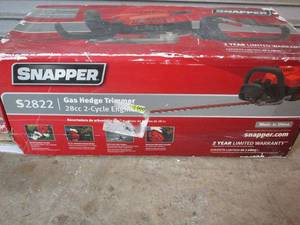 lot 4 image: SNAPPER 28cc 2-STROKE GAS HEDGE TRIMMER, ROTATING REAR HANDLE, STAINLESS STEEL BLADE CUTS BRANCHES UP TO 1 THICK, UNUSED, DAMAGED BOX