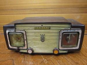 lot 10 image: VINTAGE 1950S ZENITH CLOCK RADIO