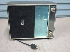 lot 12 image: VINTAGE MOTOROLA SOLID STATE AMFM RADIO