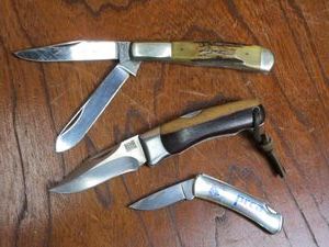 lot 66 image: SOG SPECIALY KNIVES WITH 2-TONE WOOD GRAIN HANDLE, BLADE MARKED SEKI-JAPAN, VINTAGE PARKER-BROTHERS FOLDING KNIFE, PRCA PRO RODEO PROFESSIONAL RODEO COWBOYS ASSOCIATION FOLDING KNIFE, BLADE MARKED BUCK 525 U.S.A.