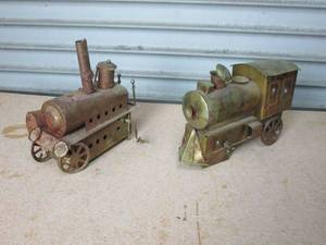 lot 40 image: VINTAGE TIN TRAIN MUSIC BOXES
