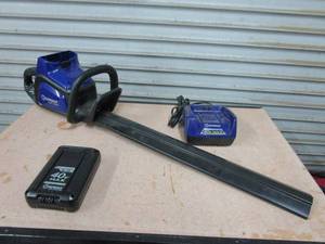 lot 47 image: KOBALT KHT 240 40V MAX HEDGE TRIMMERS W 40V BATTERY &amp CHARGER, CUTTING BLADE IS RUSTED