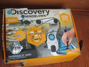 lot 64 image: DISCOVERY HYDROLIC ARM 176 PIECE DIY BUILDING SET, UNOPENED, DAMAGED BOX