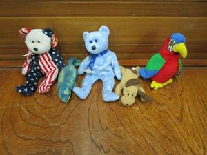 lot 78 image: TY BEENIE BABIES, PARROT IS MISSING TAG, 1993 DOG, 1999 BLUE HOLIDAY TEDDY, CHAMELEON HAS A TAG TOO WORN TO READ, 1999 BEAR NAMED SPANGLE