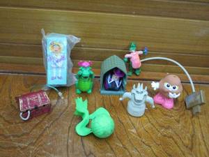 lot 121 image: 1990s McDONALDS &amp BURGER KING HAPPY MEAL TOYS, MUPPETS, DINOSAURS, POTATO HEAD, FROG BALLZ, POCAHONTAS CARACHTERS