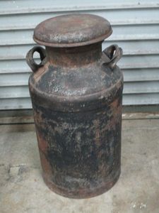 lot 137 image: ANTIQUE 10 GALLON MILK CAN