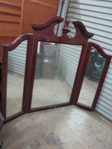 lot 139 image: VINTAGE TRI FOLD MIRROR