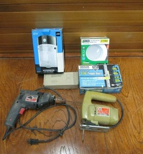 lot 152 image: VINTAGE BLACK &amp DECKER JIG SAW, SKIL DRILL RUSTED, 316 TOGGLE BOLTS, POLAI WALL STUD FINDER NIB, SUNCO LED RETROFIT KIT BAFFLE TRIM, HYPERIKON LED WALL MOUNT FROSTED
