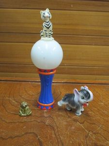 lot 155 image: WORKING VINTAGE LIGHT UP SOUVINEER WITH WHITE TIGER, SMALL CERAMIC MONKEY, PORCELAIN ELEPHANT MADE IN JAPAN