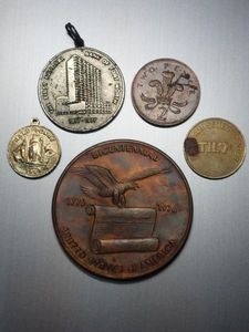 lot 110 image: BRASS 2 INDEPENDENCE NATIONAL HISTORICAL PARK BICENTENNIAL COIN, 2 PENCE UK COIN YEAR 2000, VINTAGE FAMILY CENTER TOKEN, FIRST NATIOINAL BANK OF FT WORTH COIN PENDANT, 1967 ELIZABETH II HALF PENNY PENDANT