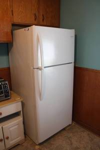 lot 7 image: Frigidaire Top FreezerRefrigerator