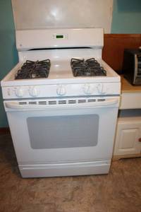 lot 1 image: GE XL44 Gas Stove Top and Oven