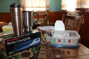 lot 18 image: Kitchen Lot Electric Carving Knife, Starbucks Travel Mugs, Hand Mixer