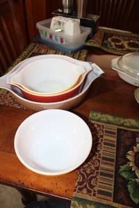 lot 21 image: Vintage Pyrex Nesting Bowls and Round Bowl, see pictures