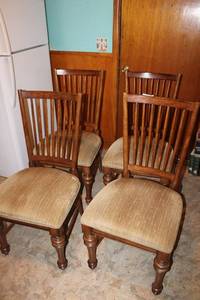 lot 20 image: Set of 4 Dining Chairs - Cushioned Seats, Spindle Backs
