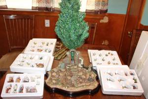 lot 26 image: Hawthorn village Angel Nativity Tree with angels Ornament that hang on tree