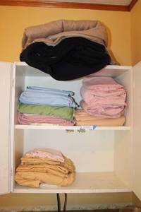 lot 135 image: Bed Linens and Heated Blankets