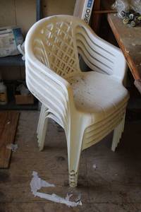lot 180 image: Set of 5 White Plastic Stackable Chairs
