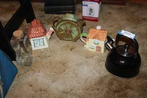 lot 34 image: Tea Pot Collection - Including Vintage Green Wagon Wheel Frankoma