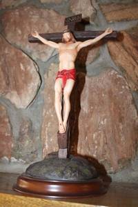 lot 58 image: Home Dcor Figurine The Crucifixion