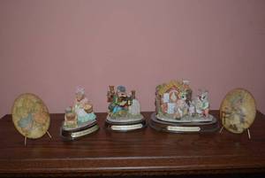 lot 153 image: Little Nook Village Figurine Collection