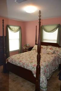lot 4 image: Vintage 4-Poster Bed with Linens