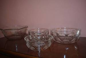 lot 94 image: Nesting Bowl Set and Anchor Hocking Clear Salad Bowl with Flower Design