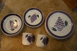 lot 107 image: Purple Grape Design Dish Set stamped Roma Inc. Hand painted in Italy