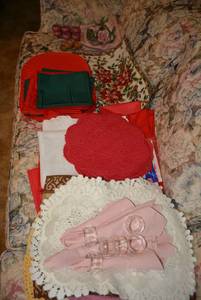 lot 122 image: Napkin Set and Placemats, see pictures