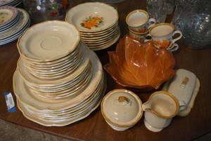 lot 128 image: Mikasa- Garden Club Flowerfest Stoneware Dish Set with Leaf Salad Bowl