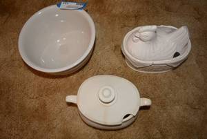 lot 131 image: White Ceramic Bowls Lidded Chicken Basket, Gibson Stamped Mixing Bowl, Lidded Gravy Boat