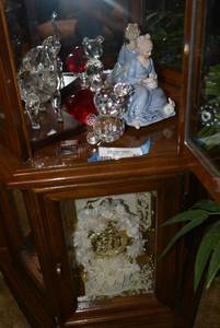 lot 80 image: Crystal Cut Bear and Elephant Figurines, Porcelain Lady Music Box Figurine, 50th Anniversary Decorations