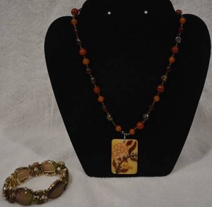 lot 209 image: Glass jewelry selection. Includes glass bead necklace with decorated bone pendant (18L) and a glass and gemstone chip bead stretch bracelet