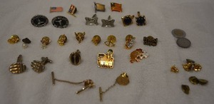 lot 197 image: Mens jewelry selection. Includes cufflinks, lapel pins, coins