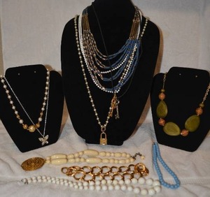 lot 220 image: (11) Necklace selection. Assorted styles and materials.