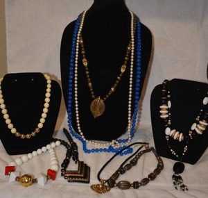 lot 221 image: (10) Necklace selection. Assorted styles and materials.