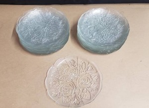 lot 71 image: Set of 25 Pasari Crystal Livia Rose Pattern Glass Dinner Plates