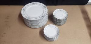 lot 72 image: 32 Piece Wade Fine Porcelain China Diane Pattern China Set