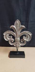 lot 75 image: Decorative 18 Fleur-de-Lis