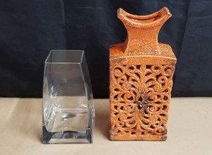 lot 91 image: Lot of 2 Vases