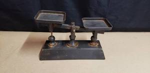 lot 92 image: Decorative Scale