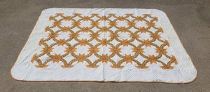 lot 94 image: Handmade Quilt - 72 x 94