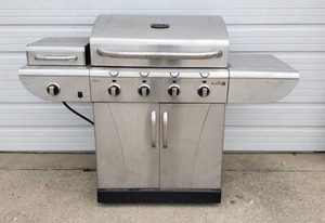 lot 226 image: Char-Broil Commercial Infrared Propane Grill w Cover & Accessories