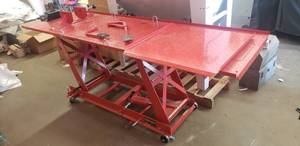 lot 318 image: Pittsburgh 1,000 Lb Motorcycle Lift