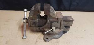 lot 388 image: 4 Bench Vise